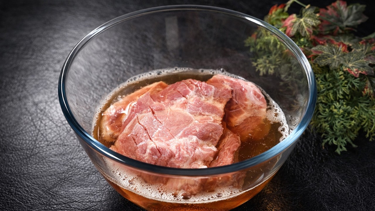 Невероятно! Мало кто знает этот трюк! Просто полейте мясо пивом! Меня этому научила бабушка.