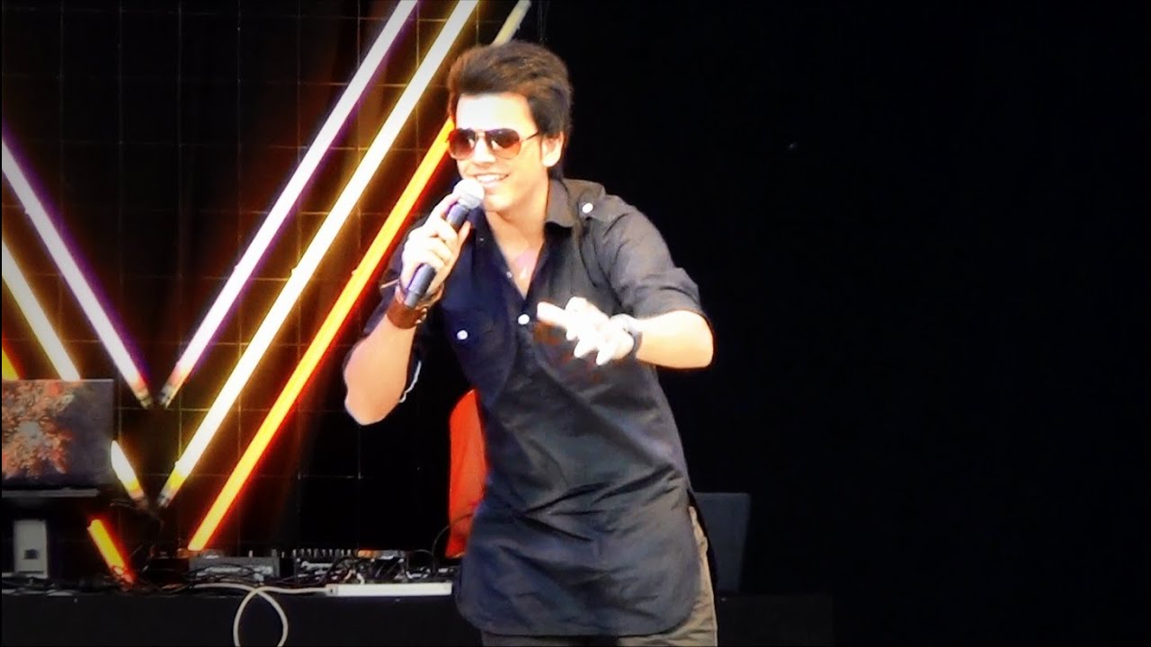 Jhoom Barabar Jhoom Medley live by Avish Sharma @Auckland Diwali Fest. 2013