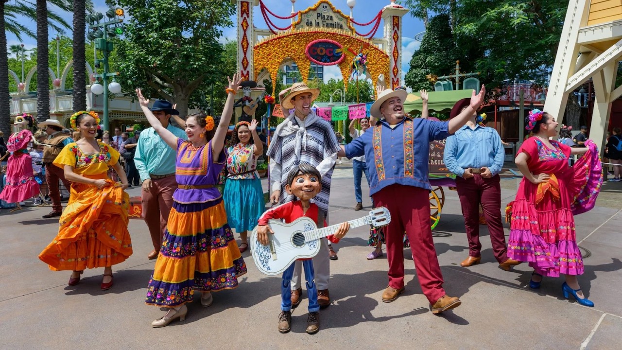 ✨The Storytellers of Plaza de la Familia Celebrate The Musical World of Coco!✨ #dca  #disney #love