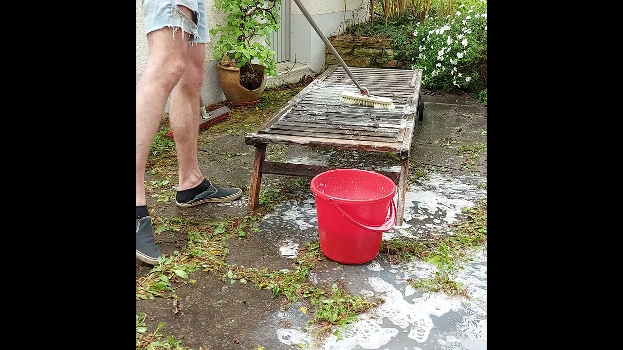 Teakholz Gartenmöbel einfach reinigen mit Schmierseife