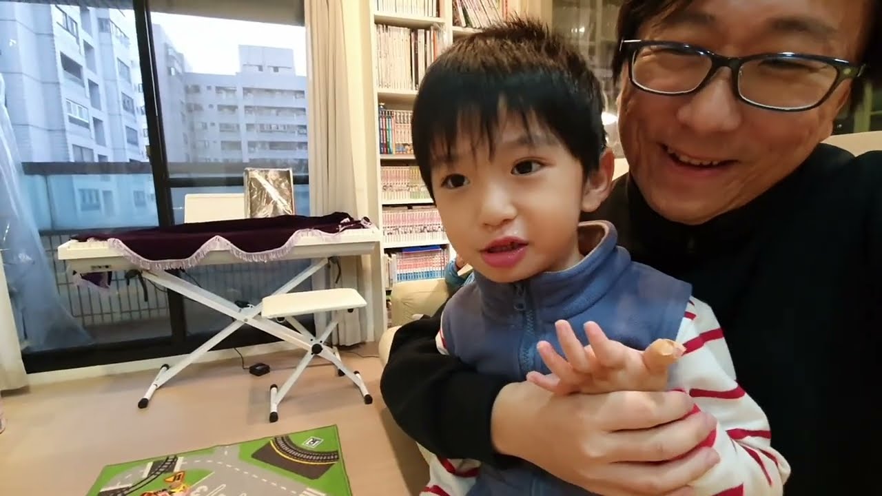 咚咚弟弟幼兒園放學，拿剪刀剪到手受傷，園長緊急處理才出校門｜咚4y0m29d 桐10y9m