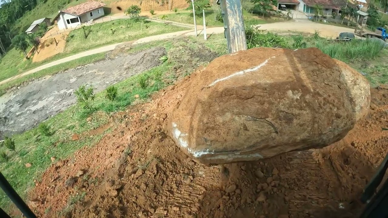 Escavadeira abrindo entrada para chalés