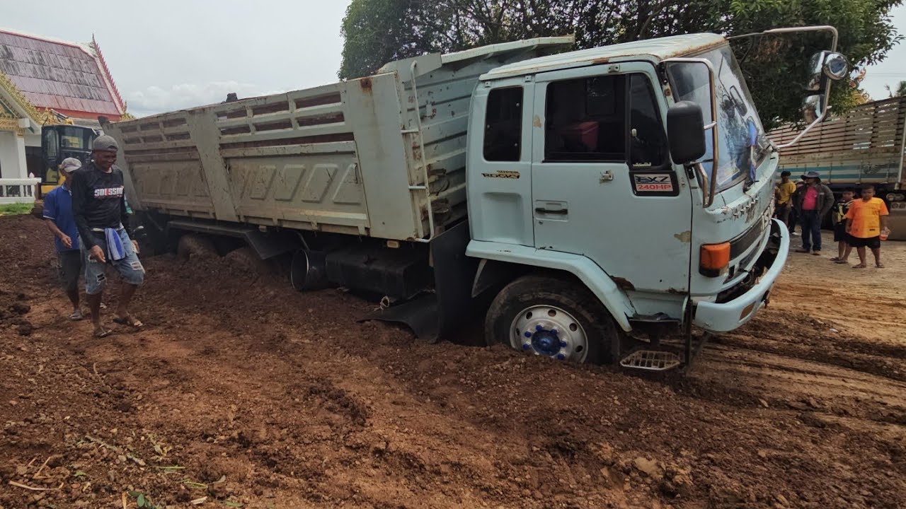 ไม่ง่ายเลยกู้รถสิบล้อติดหล่ม Dump Trucks