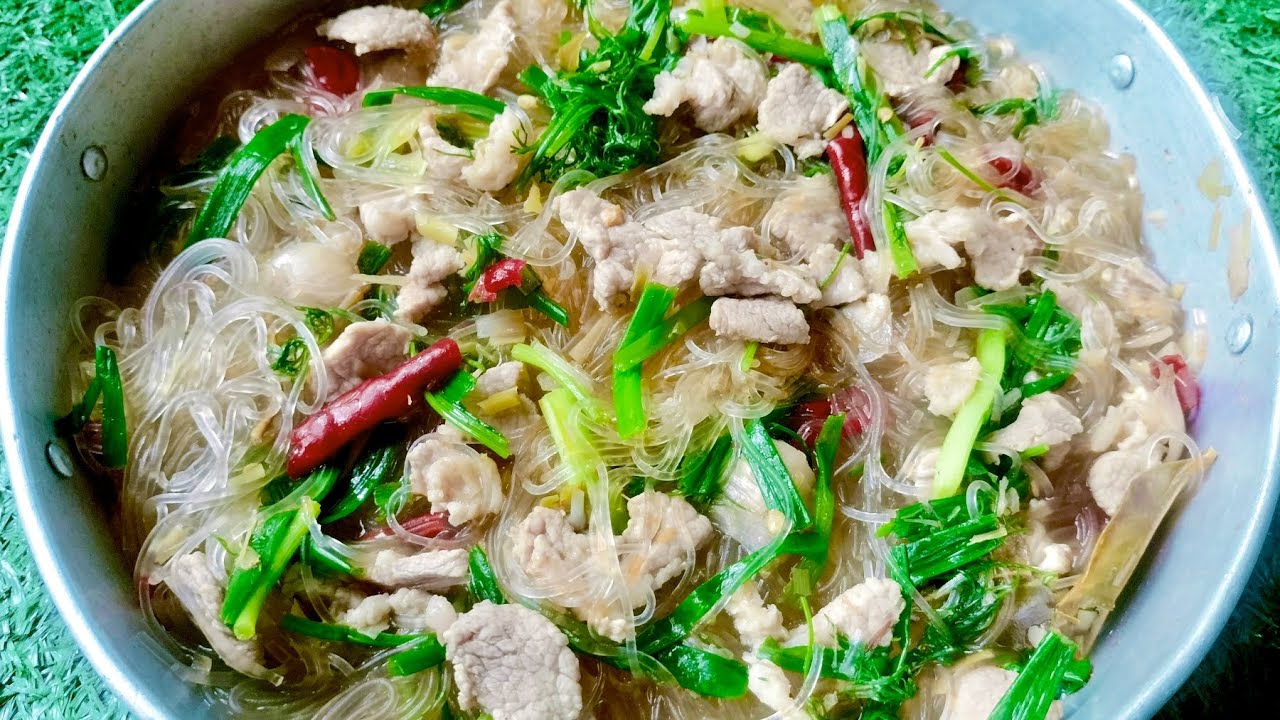 แกงคั่วเนื้อหมูใส่เส้นร้อนหอมๆ ขั้วด้วยน้ำปลาร้า แซ่บอีหลี