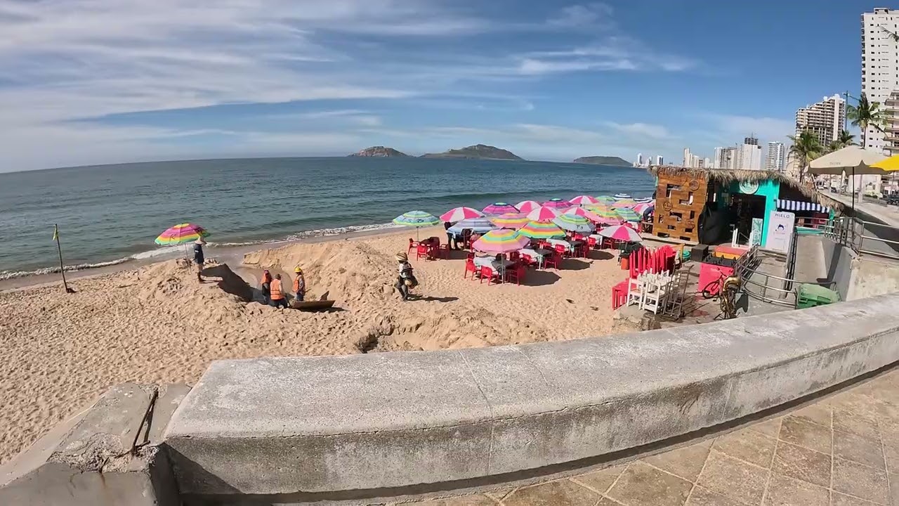 El bello malecón de Mazatlán con el sol a cuestas