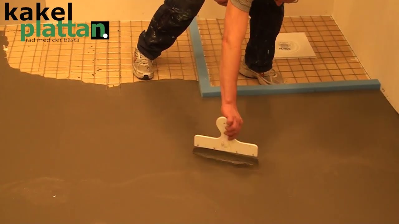 🟢 Dax för flytspackling av badrummet, hälla ut flytspackel (Kiilto FloorHeat) Mer på kakelplattan.se