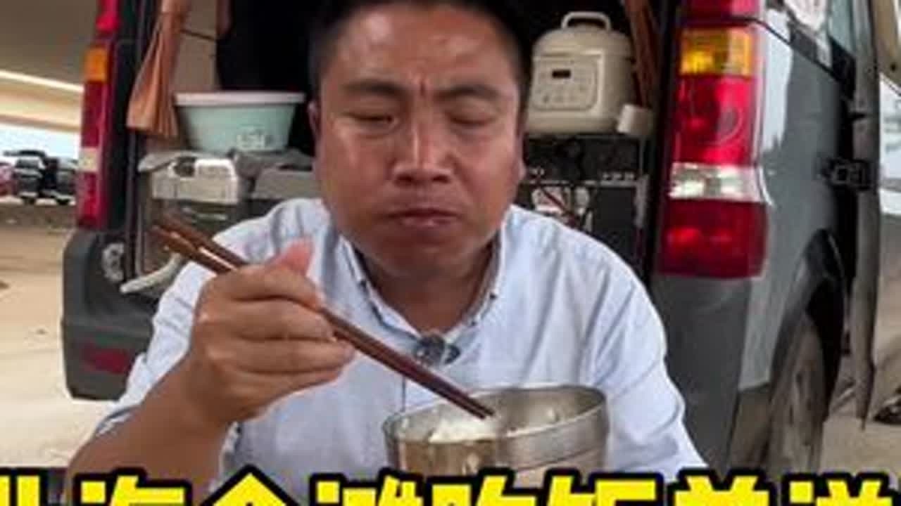 开着面包车浪迹天涯，露营在北海金滩，在海边吃鸡蛋炒大蒜美滋滋 #自驾游 #旅行 #户外美食 #北海 #广西