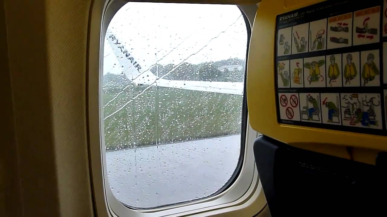 Ryanair Boeing 737-800 Takeoff from Bournemouth Airport in the rain
