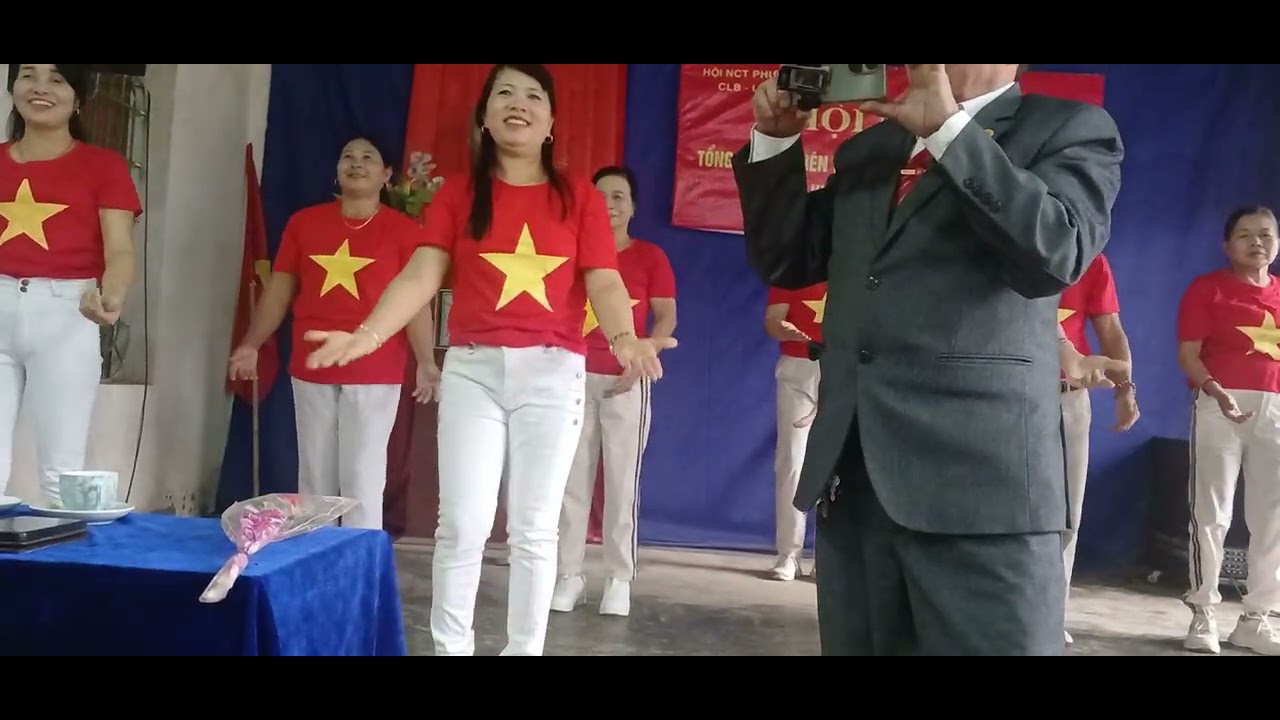Dân vũ viêt nam ơi( CLB xã phú thinh biểu diễn)