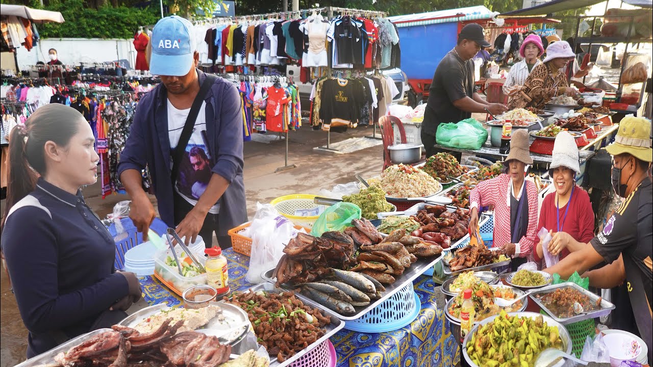 Cheap Breakfast In Front Of Garment Factory & More - Amazing Cambodia Food Vlog