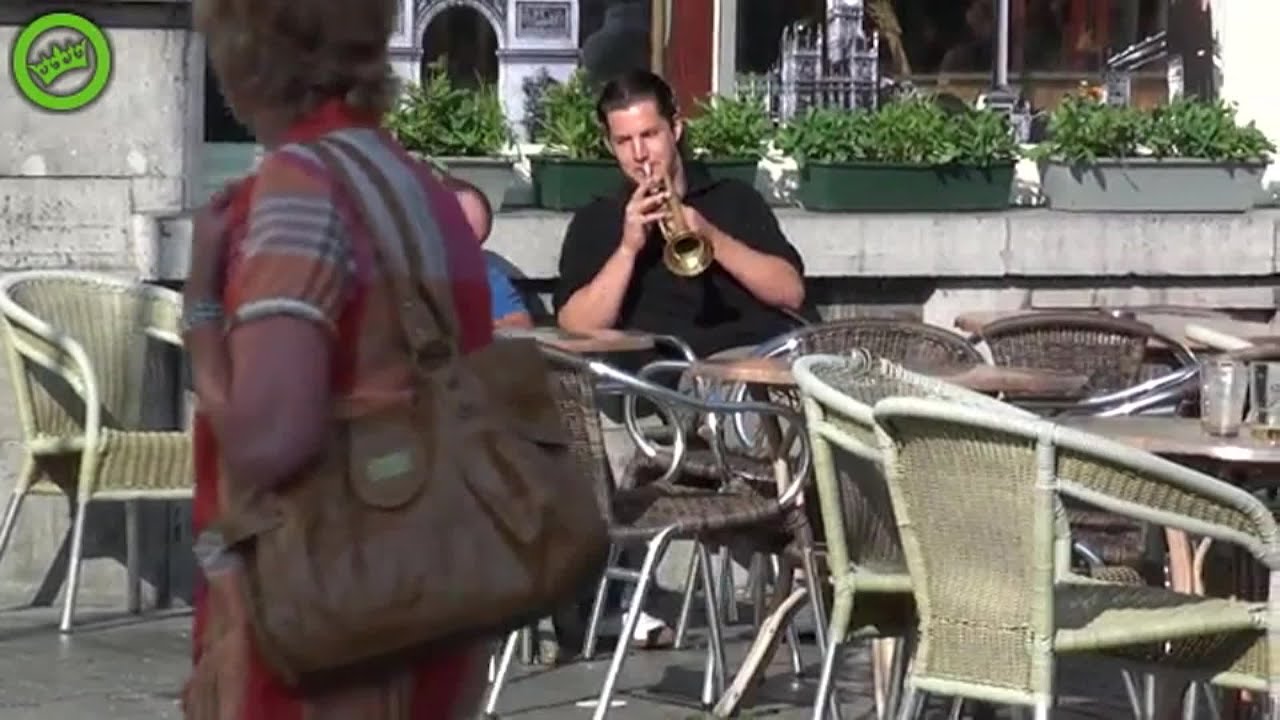 Man op terras in Bergen op Zoom wordt gewekt door fanfare [BRON: DUMPERT]