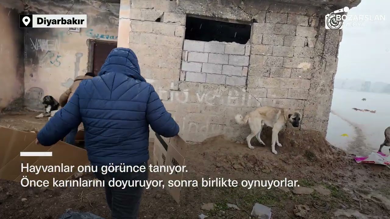 Karın ortasında sırtında çuvalla iyilik taşıyan adam.   Cebi boş, vicdanı dolu