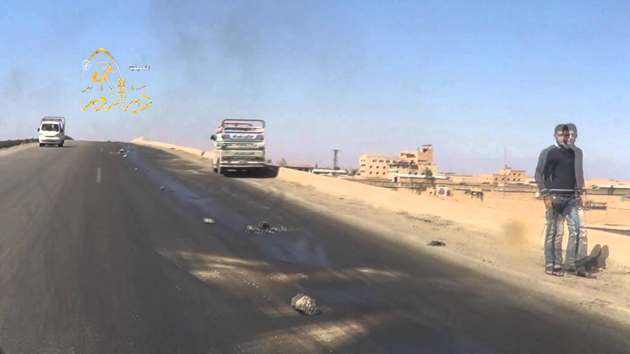 تنسيقية دير الزور حادث على طريق الصالحية - مراط بسبب تسريب النفط الخام من االسيارات الناقلة للنفط 30-3-2013