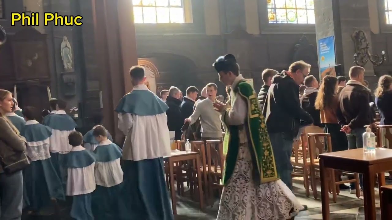 French Catholic Singing 4 - Old traditional Latin mass at Église Saint Étienne - Lille