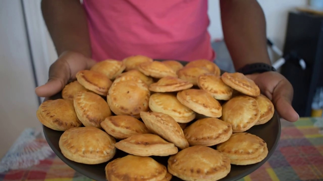 Petits pâtés  aux poulets à la Créole Antillais !!! Très Savoureux Simple et Bon !!!