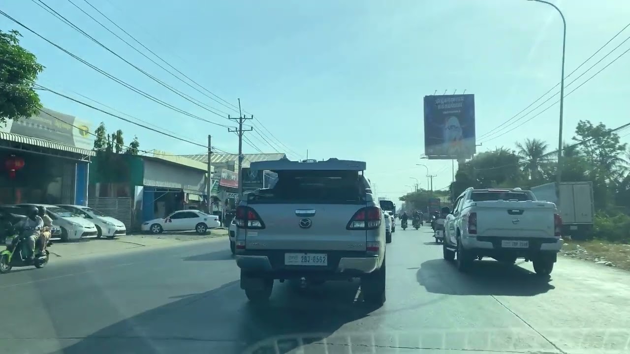 View of the road to Wat Kraing Thanong