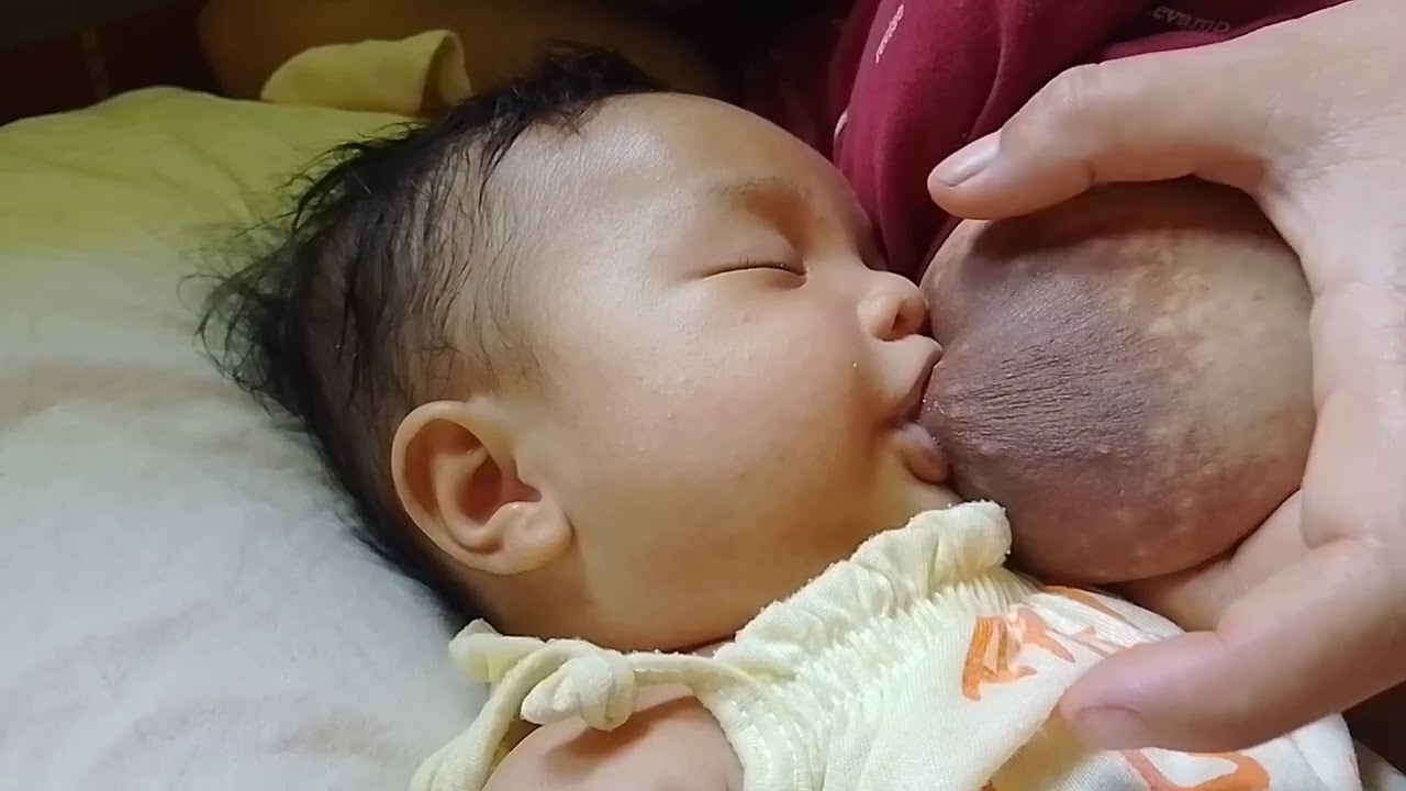 Breastfeeding while Nikki is sleeping vlog No.15 @Nikki12923