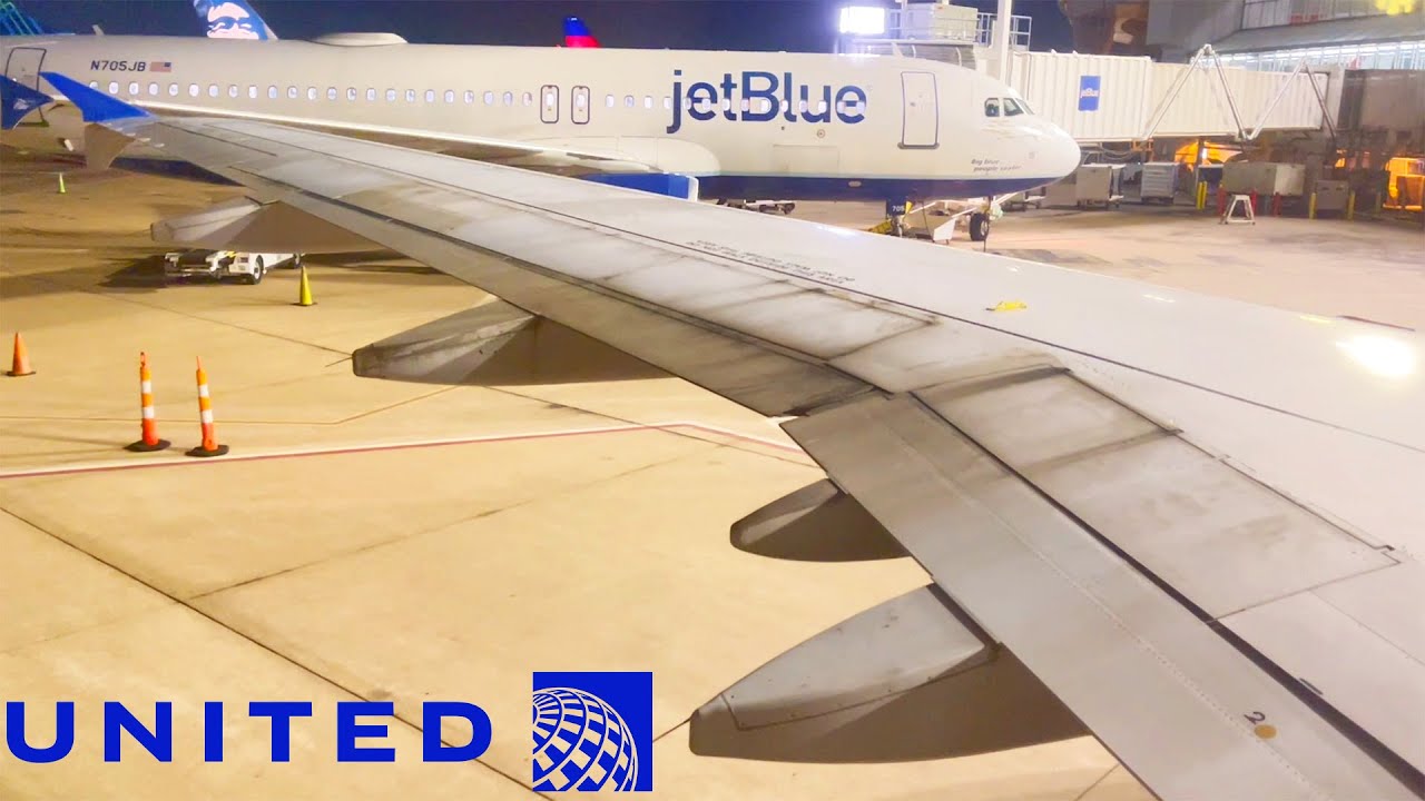 United Airlines Airbus A320 Early Morning Landing in Dallas/Fort Worth (DFW)