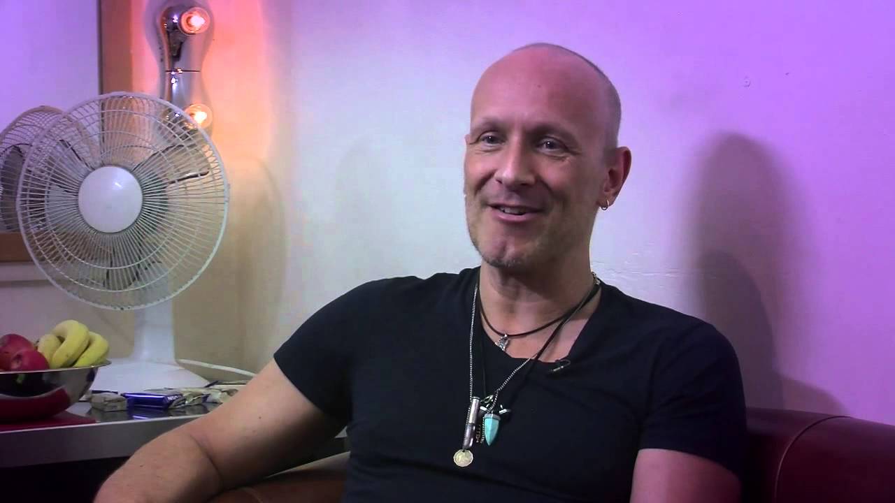 Def Leppard guitarist Vivian Campbell reveals all about life with lymphoma in this rocking film!