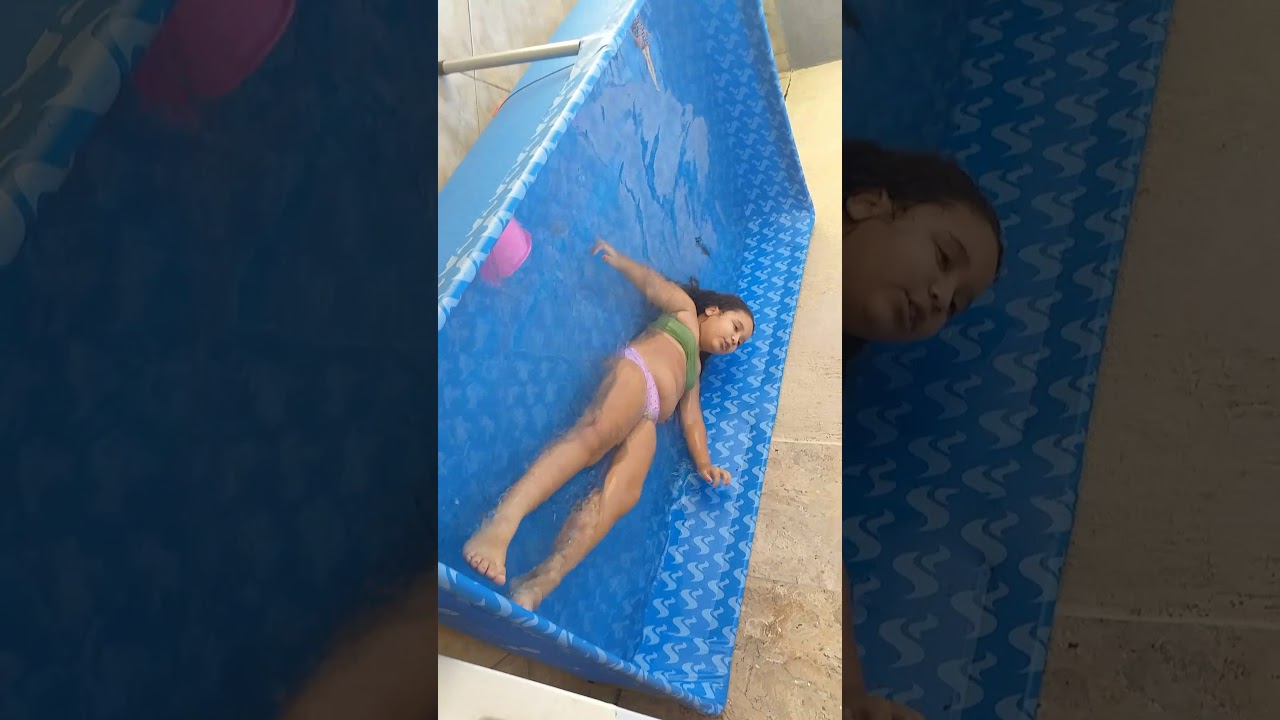 Nicolly na piscina contando historinha pra galerinha