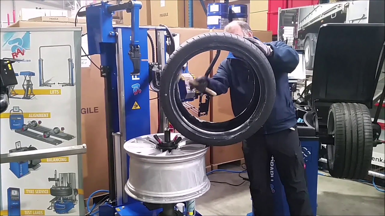 Ravaglioli RAV G1180.30 - Montage von 20 Zoll Runflat Reifenmontiermaschine / Reifenmontiergerät