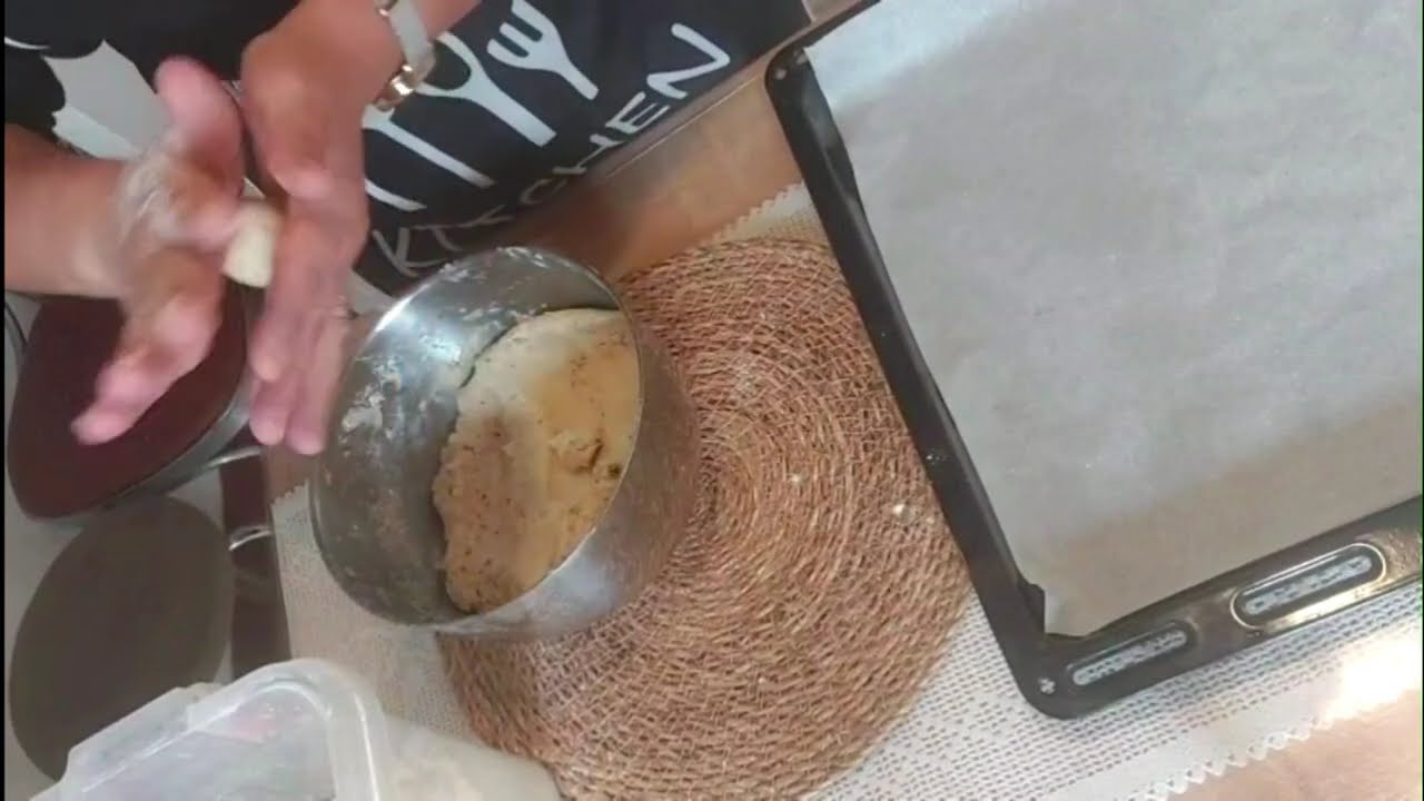 CEVİZLİ KURABİYE-Cevizi ile lezzetine lezzet katan ve ağızda dağılan nefis kurabiye.