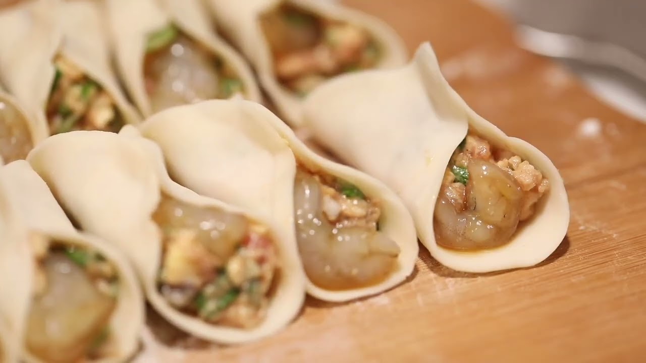 One bite reveals the large shrimp in Guotie (Pan-Fried Dumplings)  #dumpling #tianjin #chinesefood