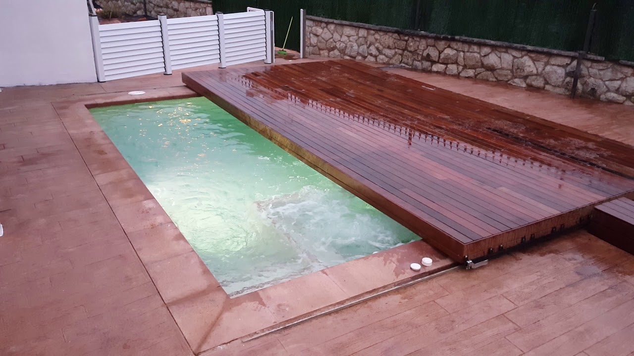 Plataforma corredera para cubrir piscina. Instalada en Cambrils.