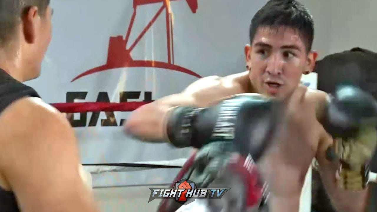 LEO SANTA CRUZ THROWS EXPLOSIVE KO COMBINATIONS TRAINING FOR GERVONTA DAVIS ON THE MITTS!