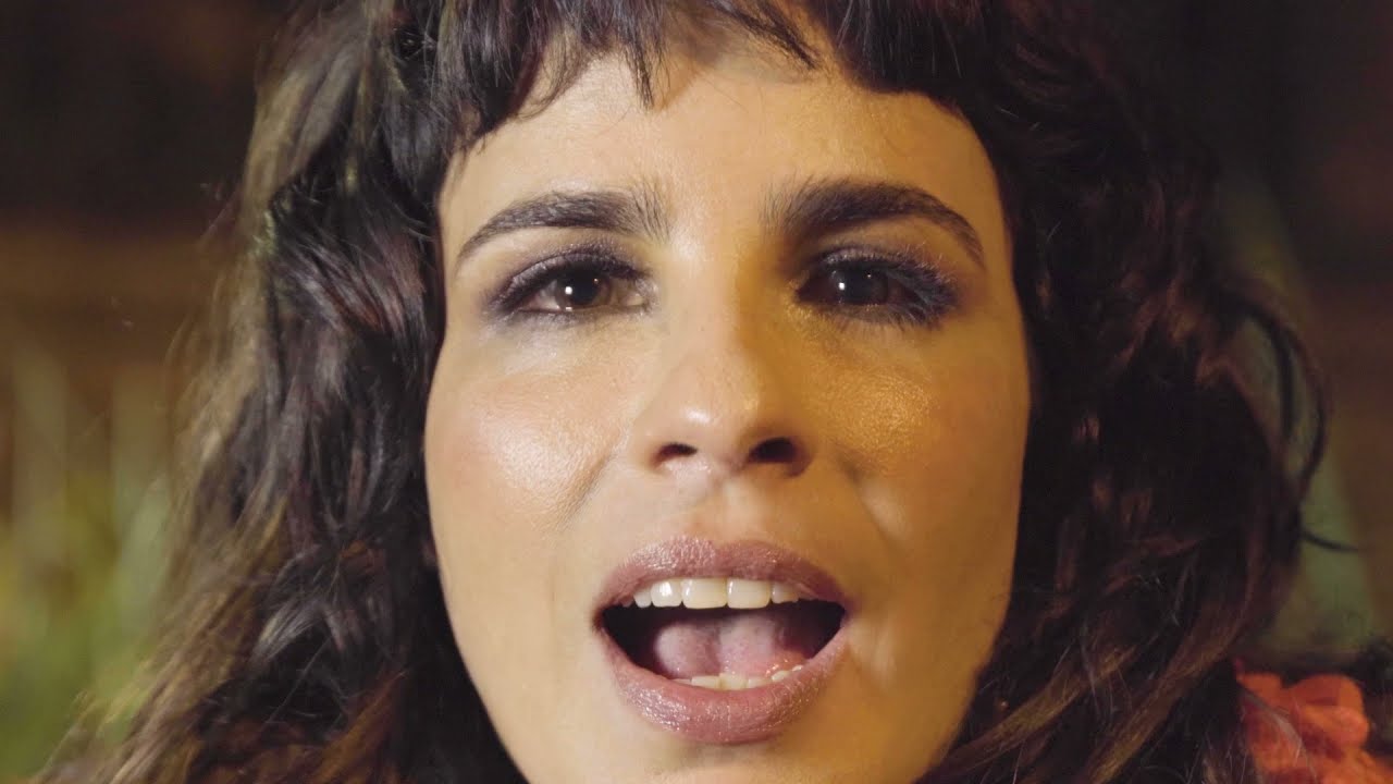Maria Ribeiro apresenta um trecho da peça Pós-F, inspirada em Fernanda Young