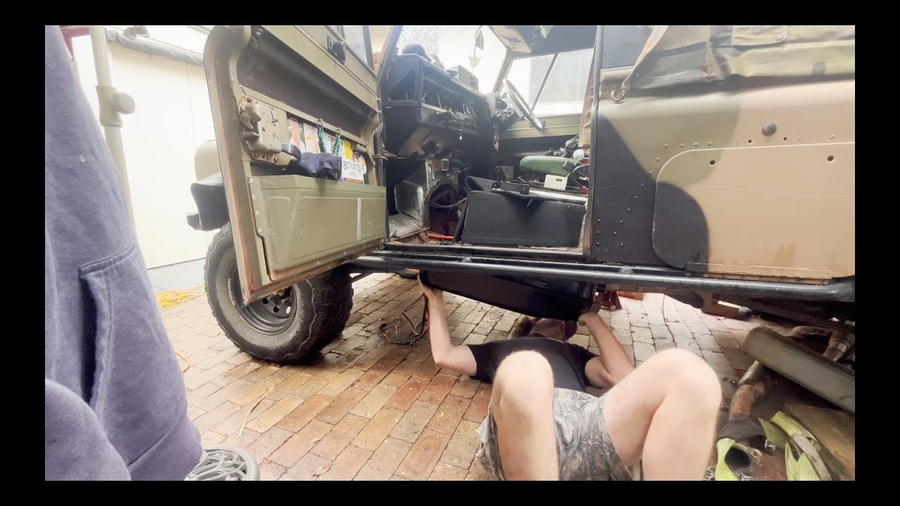 Установка левого топливного бака на Land Rover Perentie для увеличения дальности поездки 🤠