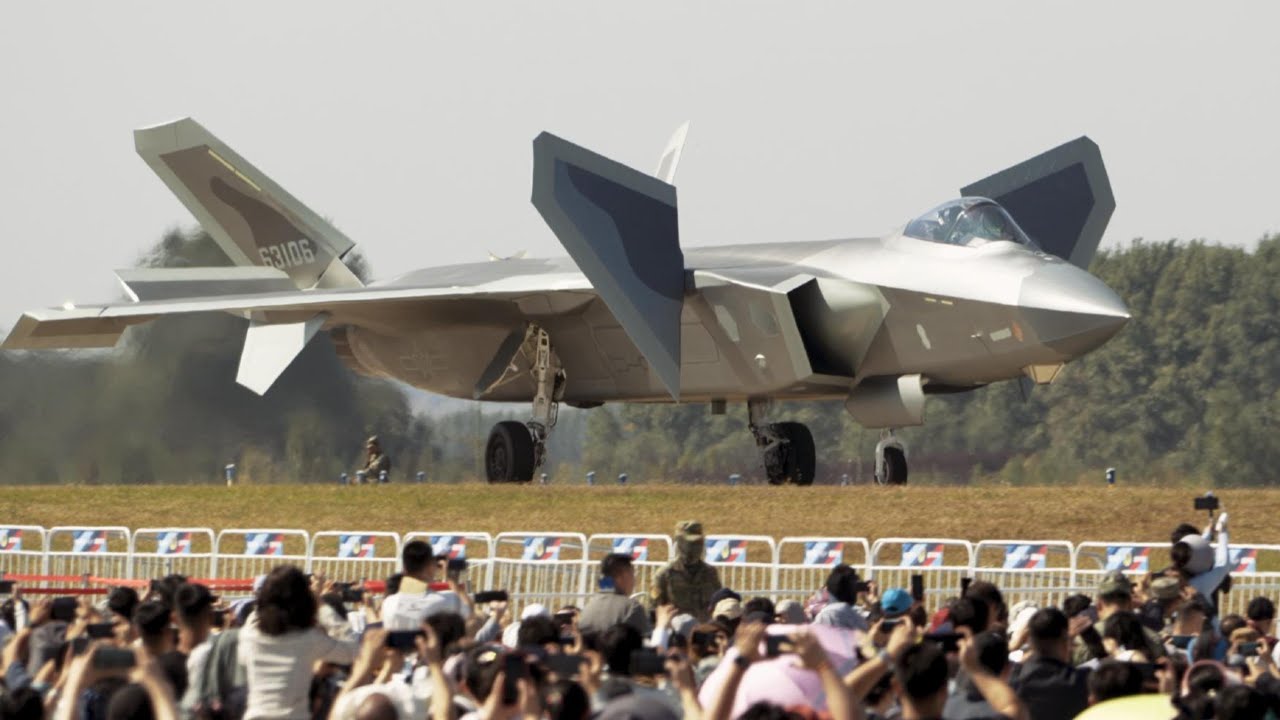 Главная звезда шоу! Стелс-истребители J-20 в строю + соло-показательные полёты