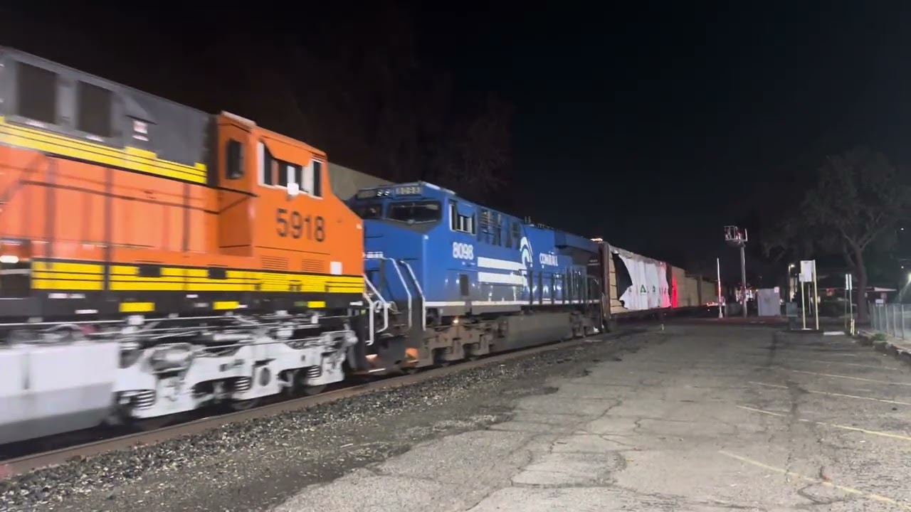 BNSF 4707 and NS 8098 trail on H-VAWFRS through Midtown