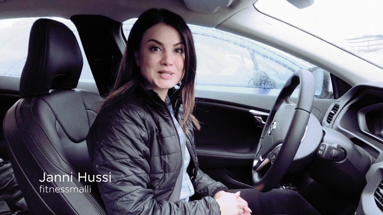 Janni Hussi vie auton huoltoon