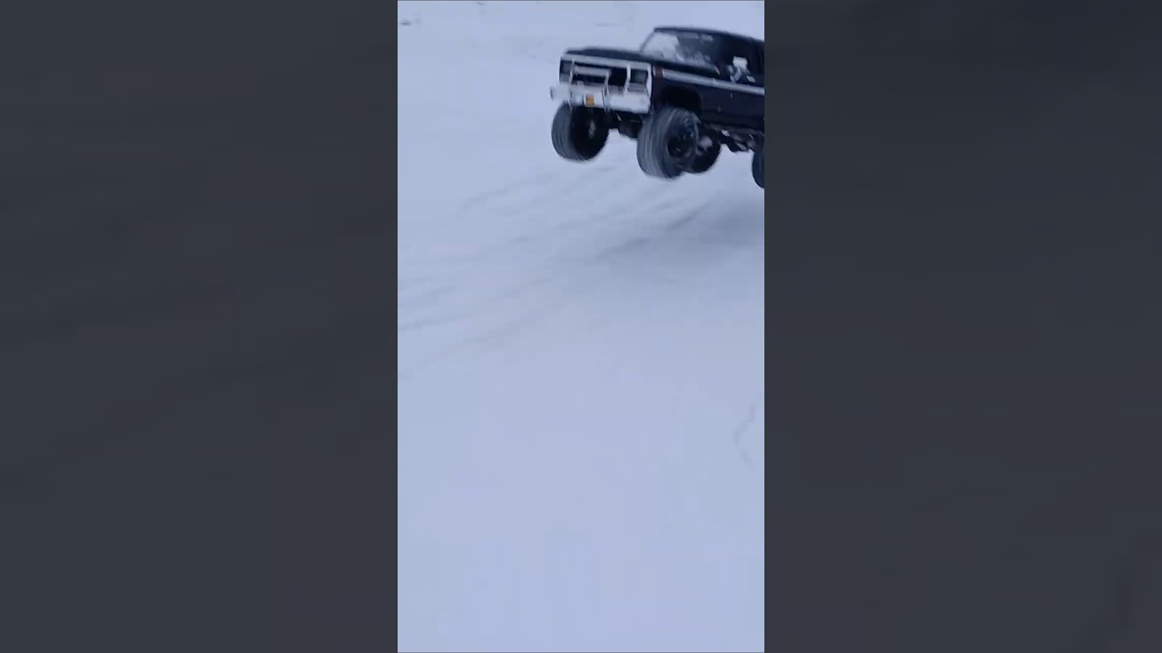 TRX4 Bronco i śnieżne skoki na hopkach.