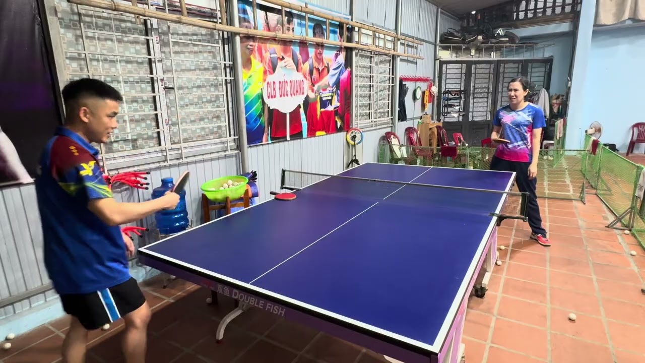 Bài tập đỡ giao bóng ngang lên, ngang xuống kiểu giao con lắc. 