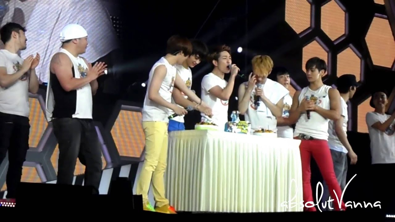 [HD/Fancam] 121208 Celebrating Onho's birthday SHINee Style