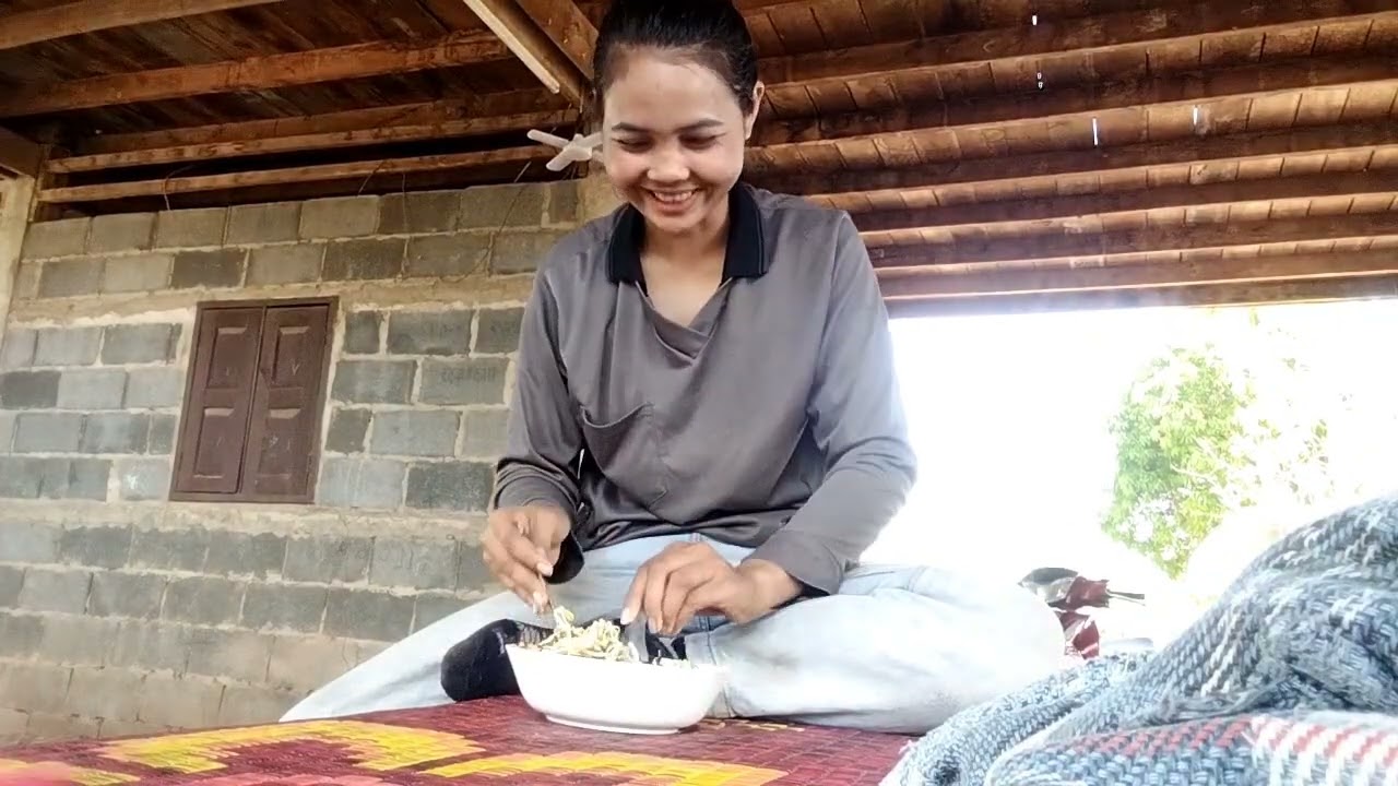หาอยู่หากินตามธรรมชาติ//ຫາຍຢູ່ຫາກິນຕາມທຳມະຊາດ//แม่น้องน้ำฝนคนหากิน