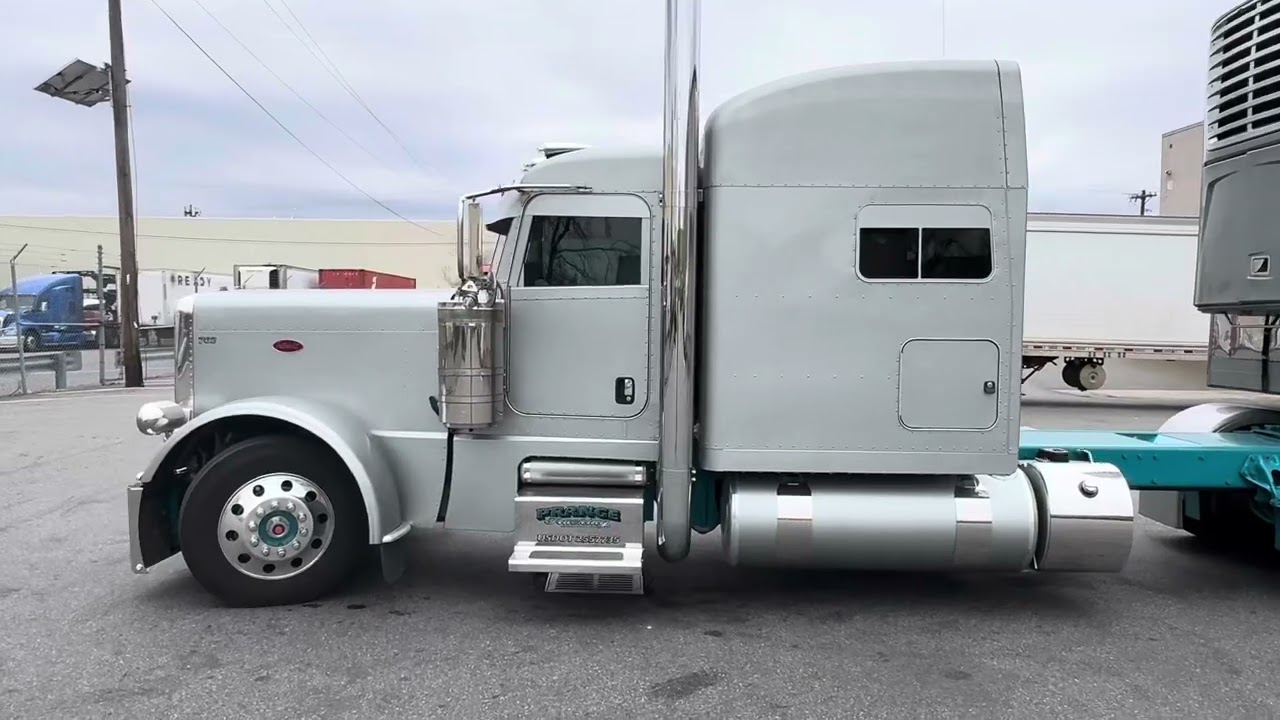 Custom Peterbilt 389 | backing into dock