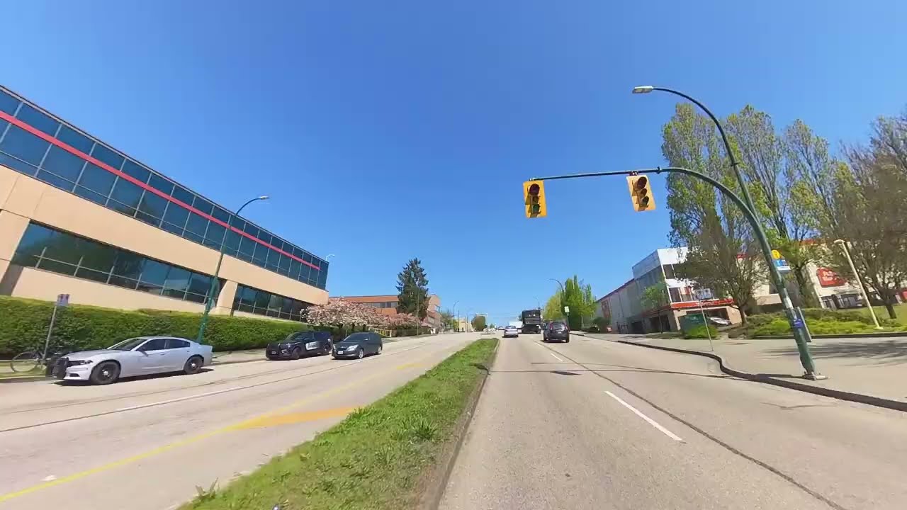What’s the deal with flashing green traffic lights in Vancouver bc Canada? 🇨🇦 