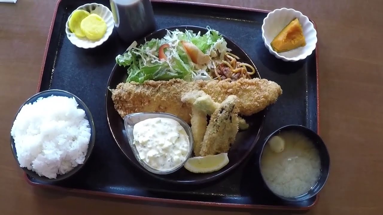 まる家食堂の鮭フライとＥＧＧ