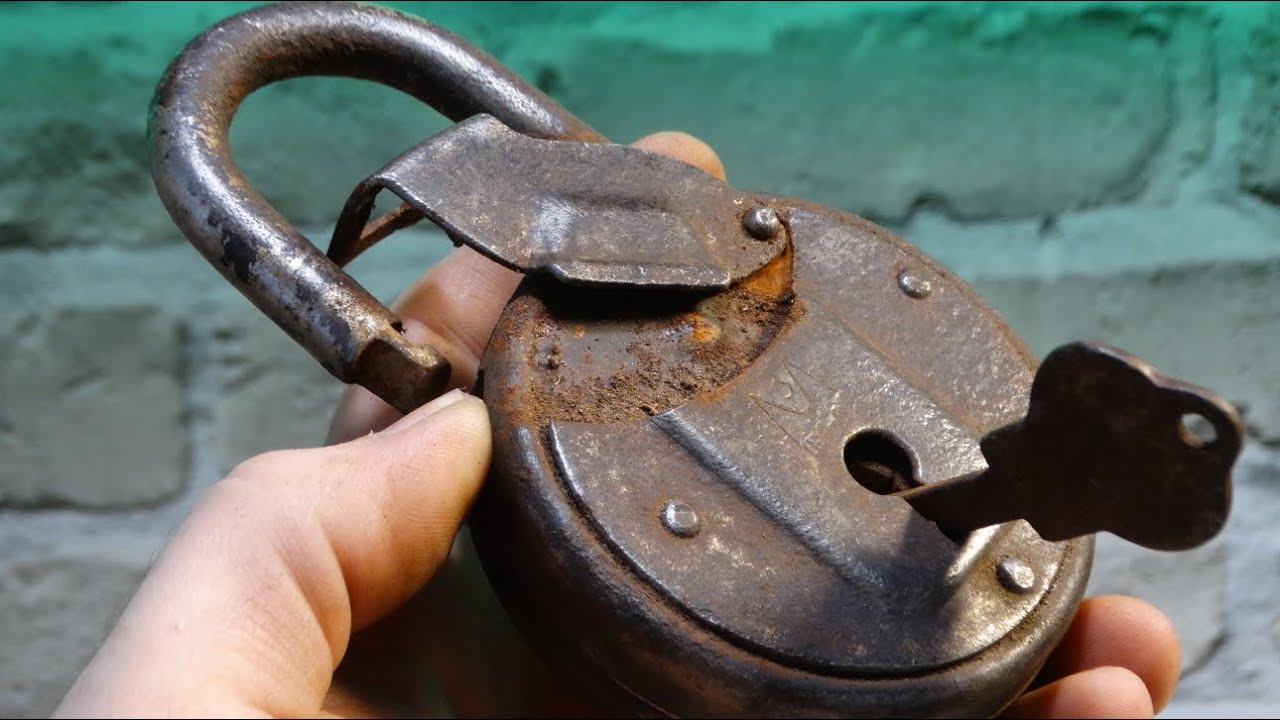 Vintage Rusty Lock Restoration. @TimeReseT.