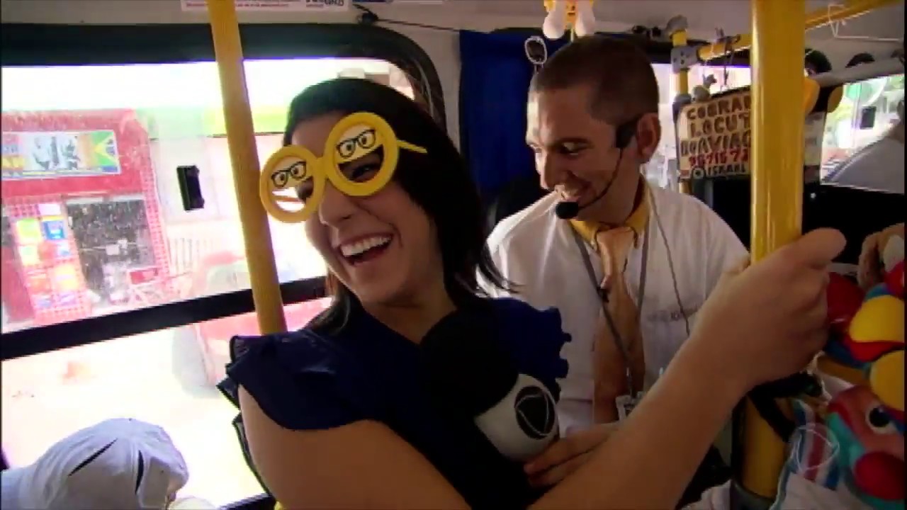 Cobrador locutor anima passageiros em ônibus de Salvador (BA)