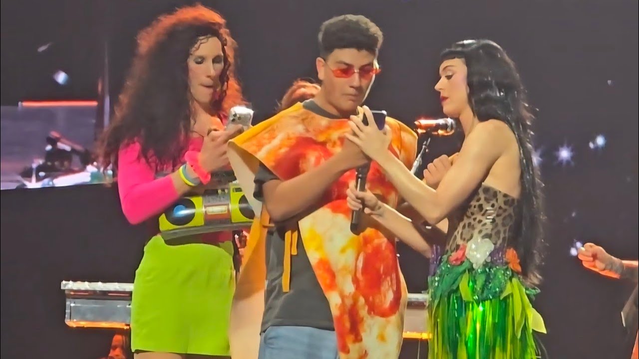 Katy Perry & Fans & pizza [The Lifetimes Tour Live in Madrid 2025]