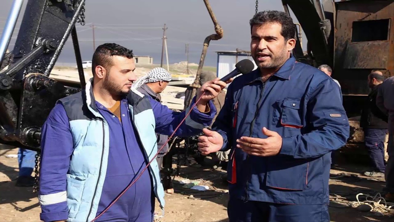 الاعلامي صباح الحربي اثناء تغطيته الاعلامية بعمليه اطفاء ابار القيارة و حقل عجيل النفطي مع كوادر شرك