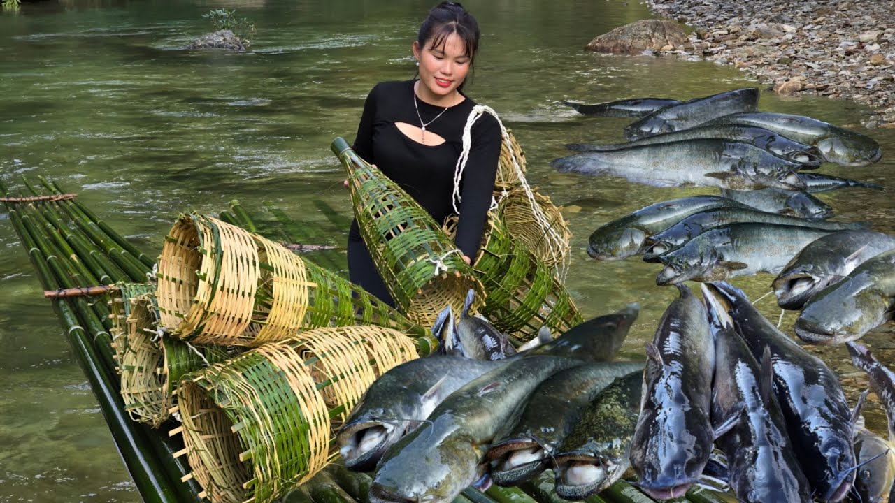 How to make a boat from bamboo, Single girl fishing a giant fish on the river | Em Tên Toan