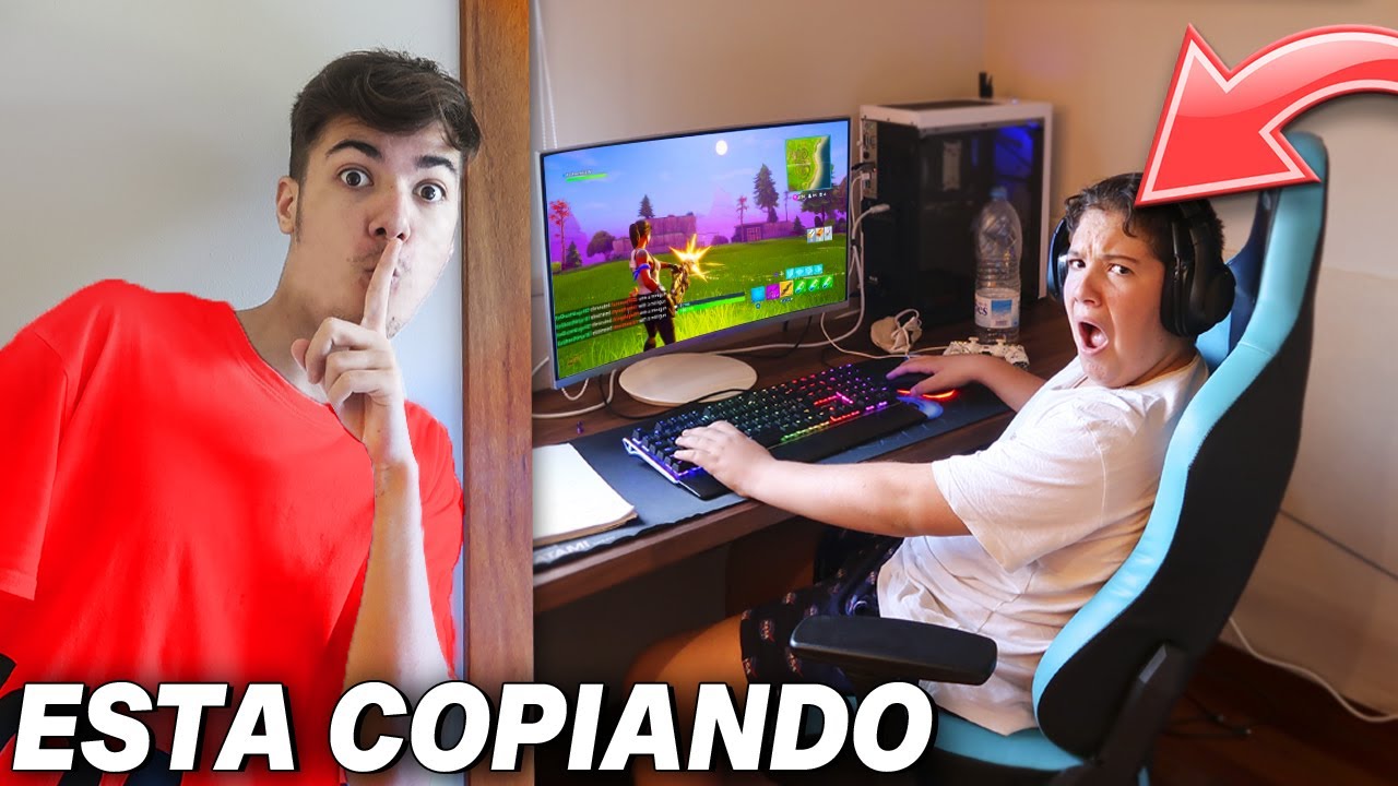 PILLO a MI HERMANO PEQUEÑO jugando Fortnite en medio de un EXAMEN...