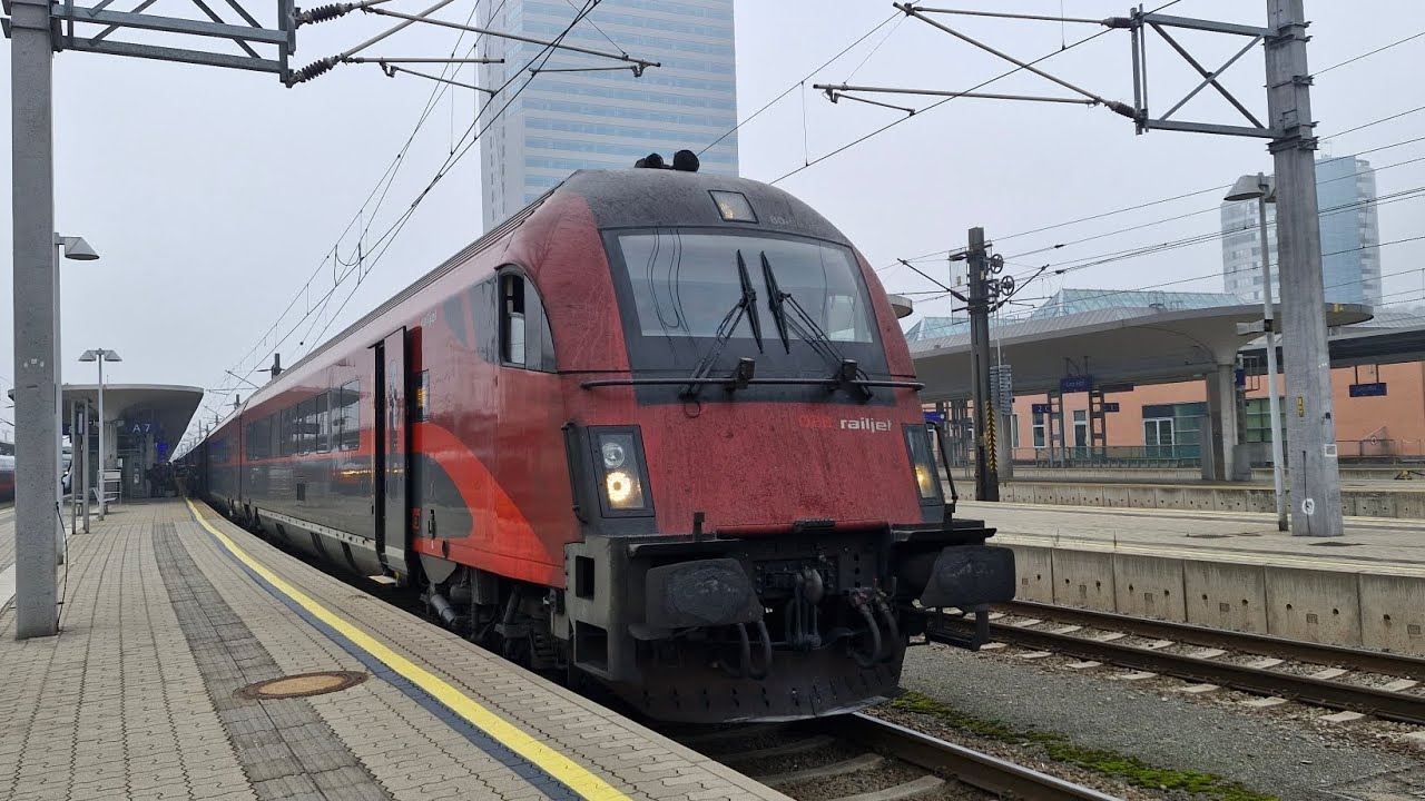 Ausfahrt des RJX nach Flughafen Wien und RJX nach Wien HBF