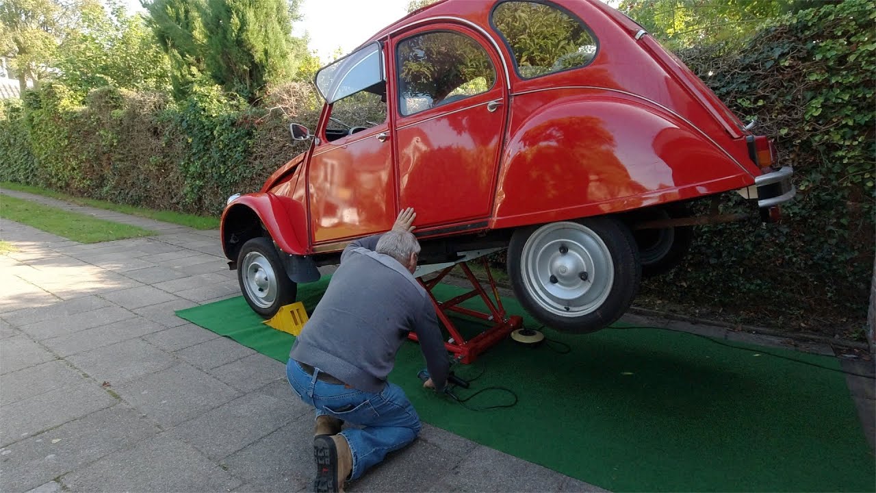2CV veilig en makkelijk sleutelen met mini-hefbrug van HBM.
