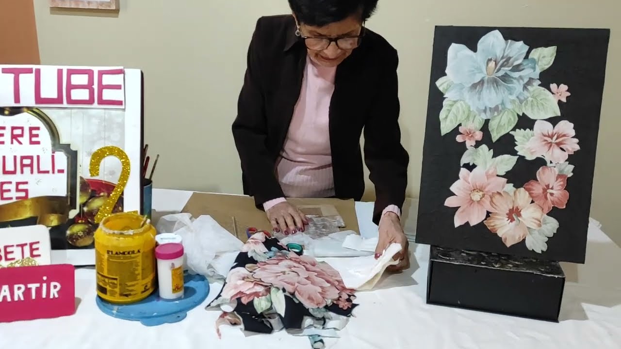 Elabora un lindo cuadro decorativo utilizando retazos de tela estampada.